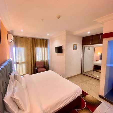 לימבה Fini Hotel Bobende מראה חיצוני תמונה