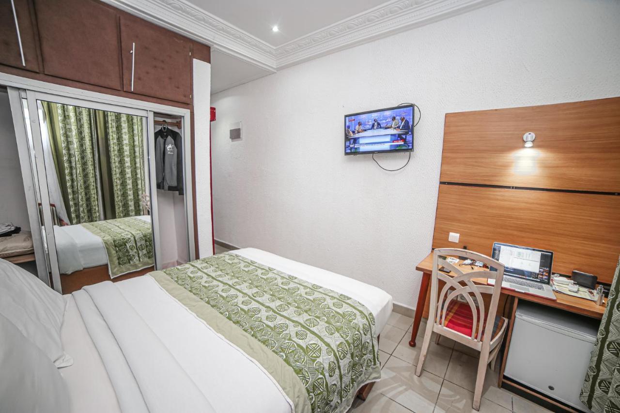 לימבה Fini Hotel Bobende מראה חיצוני תמונה