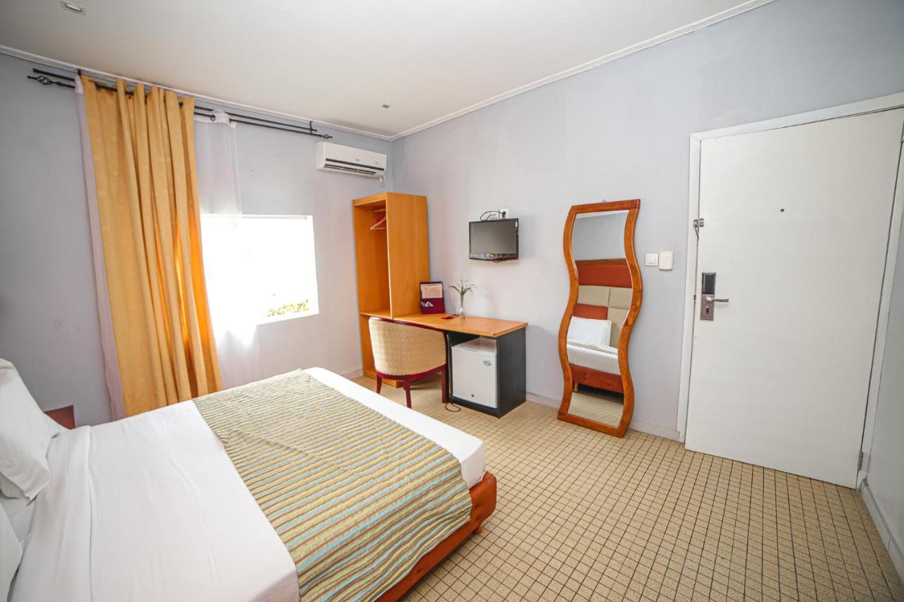 לימבה Fini Hotel Bobende מראה חיצוני תמונה