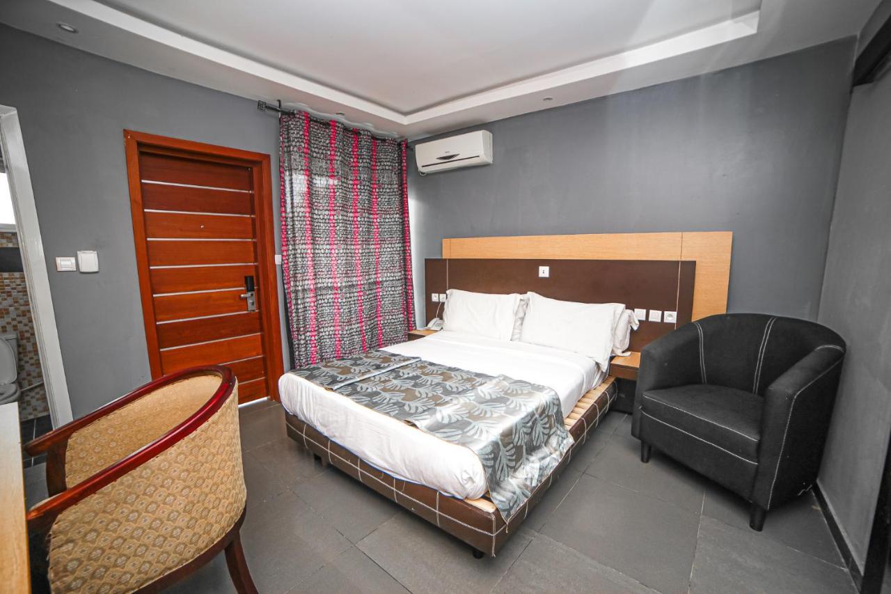 לימבה Fini Hotel Bobende מראה חיצוני תמונה