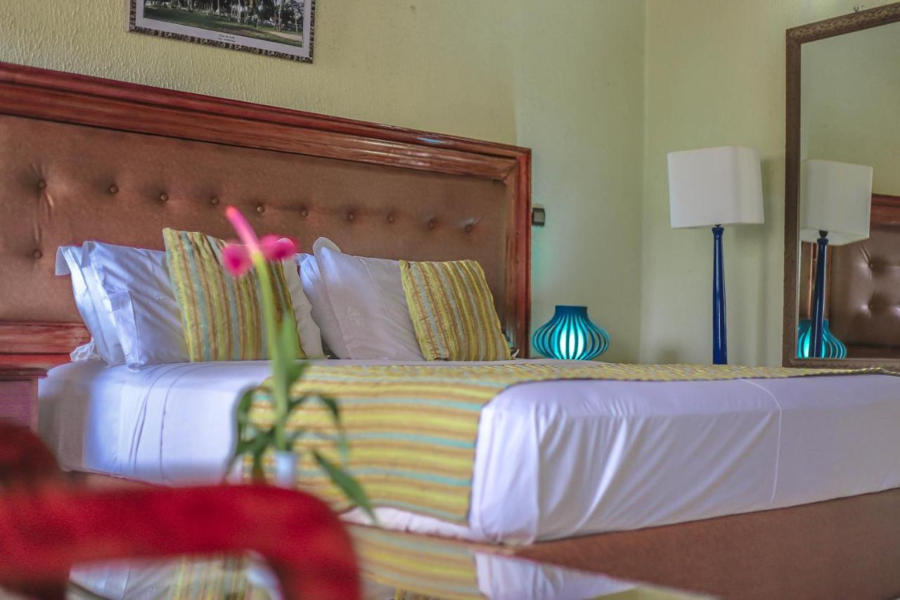 לימבה Fini Hotel Bobende מראה חיצוני תמונה
