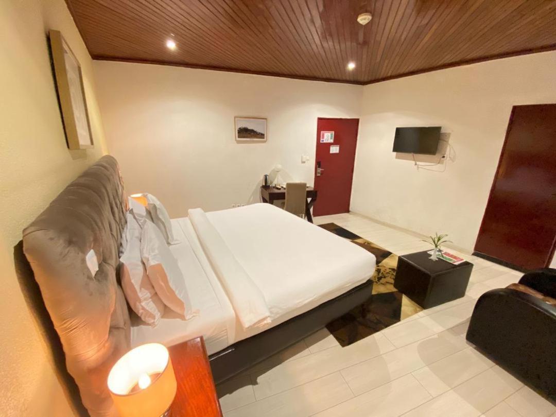 לימבה Fini Hotel Bobende מראה חיצוני תמונה