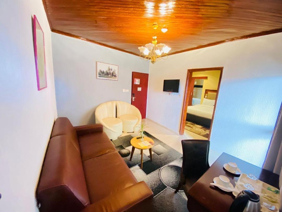 לימבה Fini Hotel Bobende מראה חיצוני תמונה