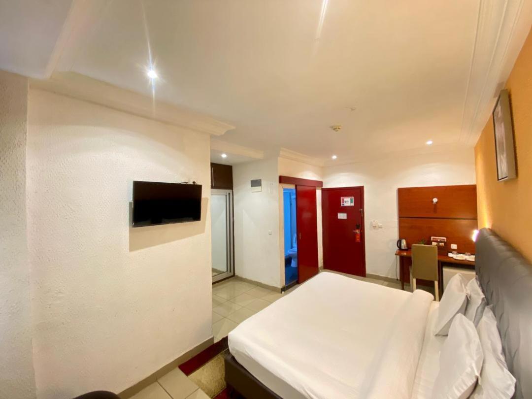 לימבה Fini Hotel Bobende מראה חיצוני תמונה