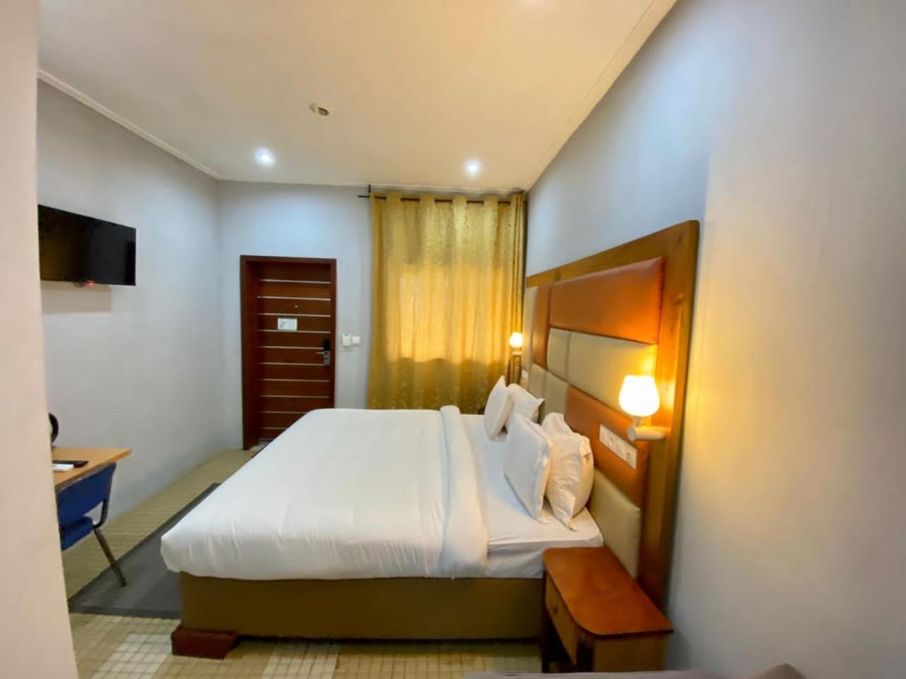 לימבה Fini Hotel Bobende מראה חיצוני תמונה