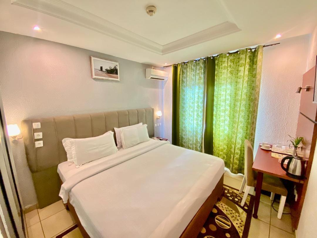 לימבה Fini Hotel Bobende מראה חיצוני תמונה