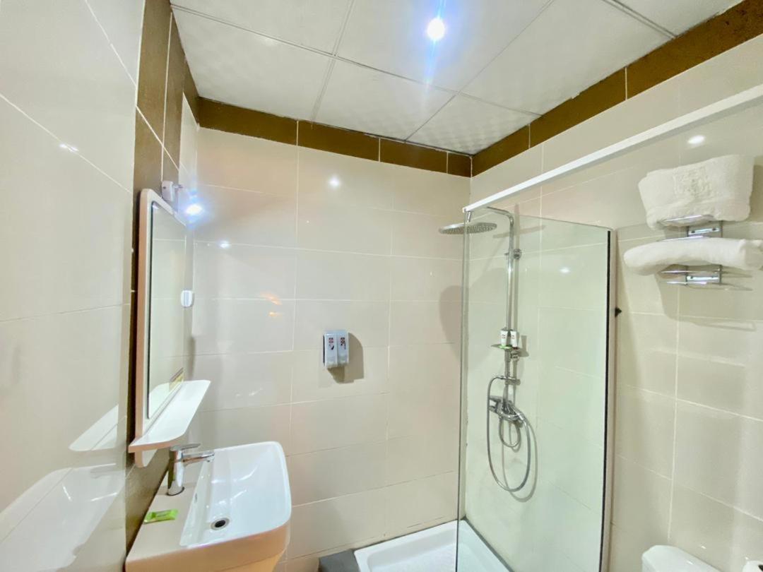לימבה Fini Hotel Bobende מראה חיצוני תמונה