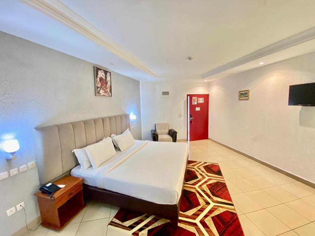 לימבה Fini Hotel Bobende מראה חיצוני תמונה
