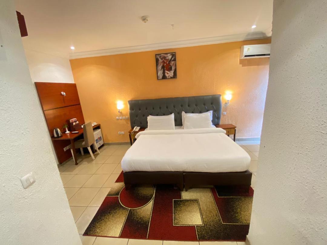 לימבה Fini Hotel Bobende מראה חיצוני תמונה