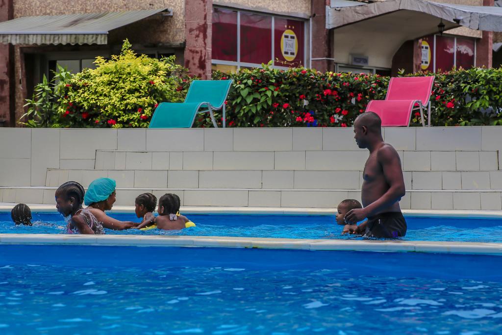 לימבה Fini Hotel Bobende מראה חיצוני תמונה