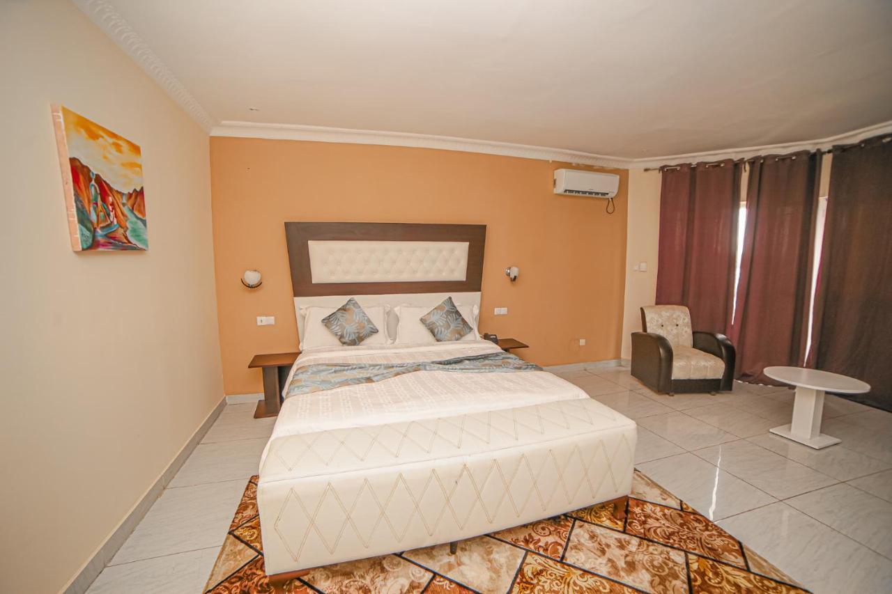 לימבה Fini Hotel Bobende מראה חיצוני תמונה