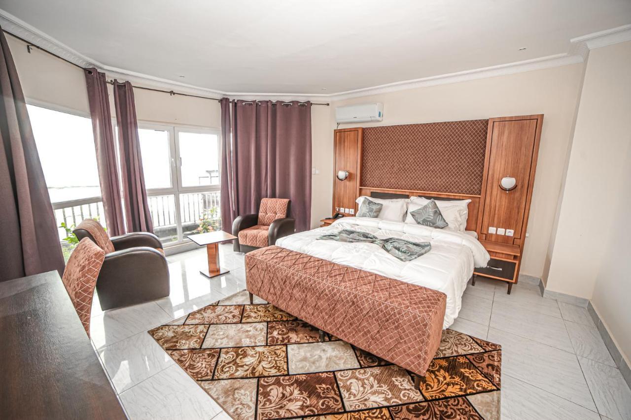 לימבה Fini Hotel Bobende מראה חיצוני תמונה