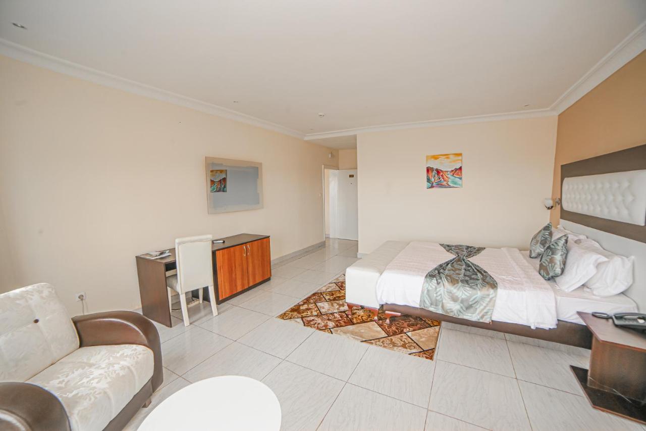 לימבה Fini Hotel Bobende מראה חיצוני תמונה